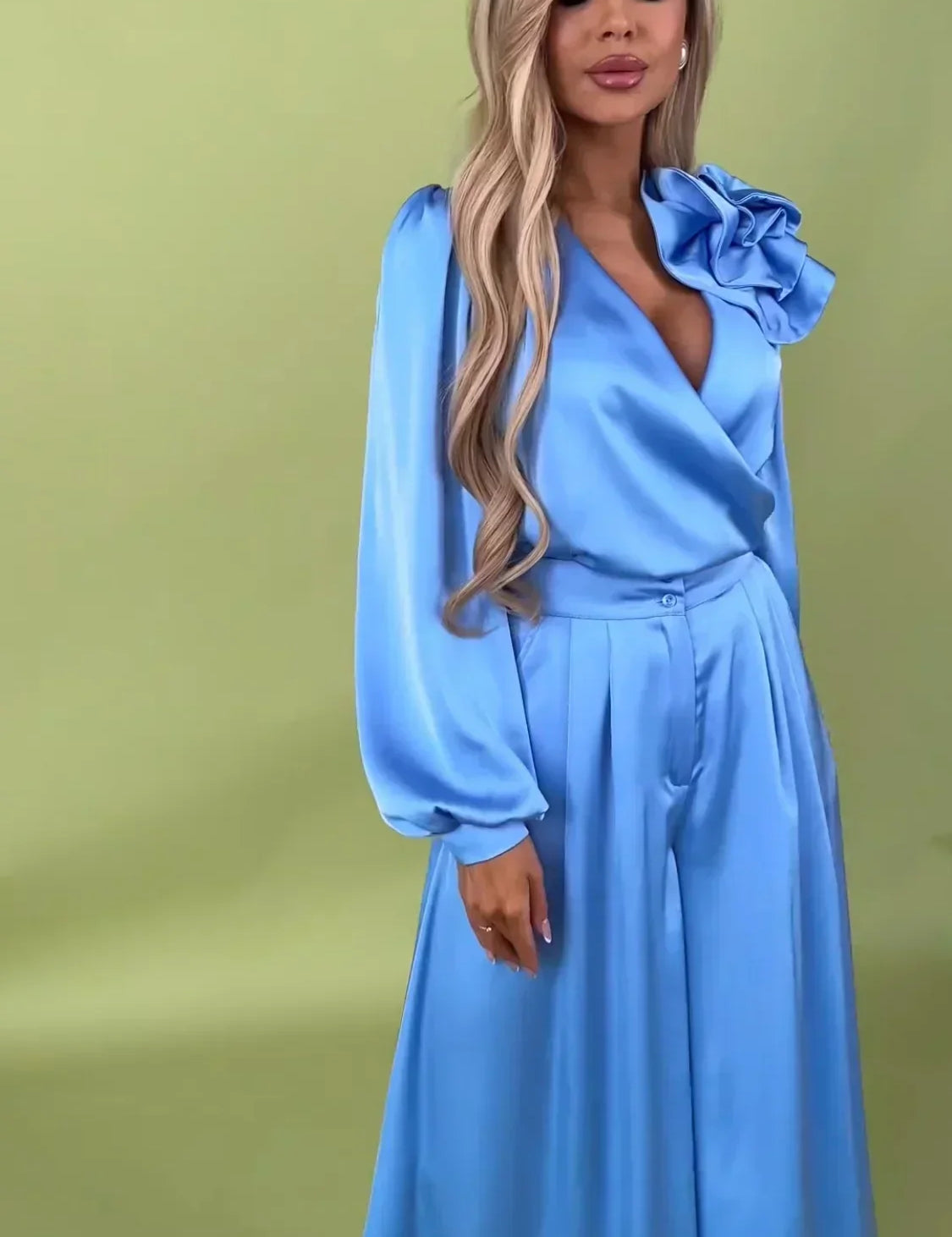 Elegant satin dress with long sleeves Dresses