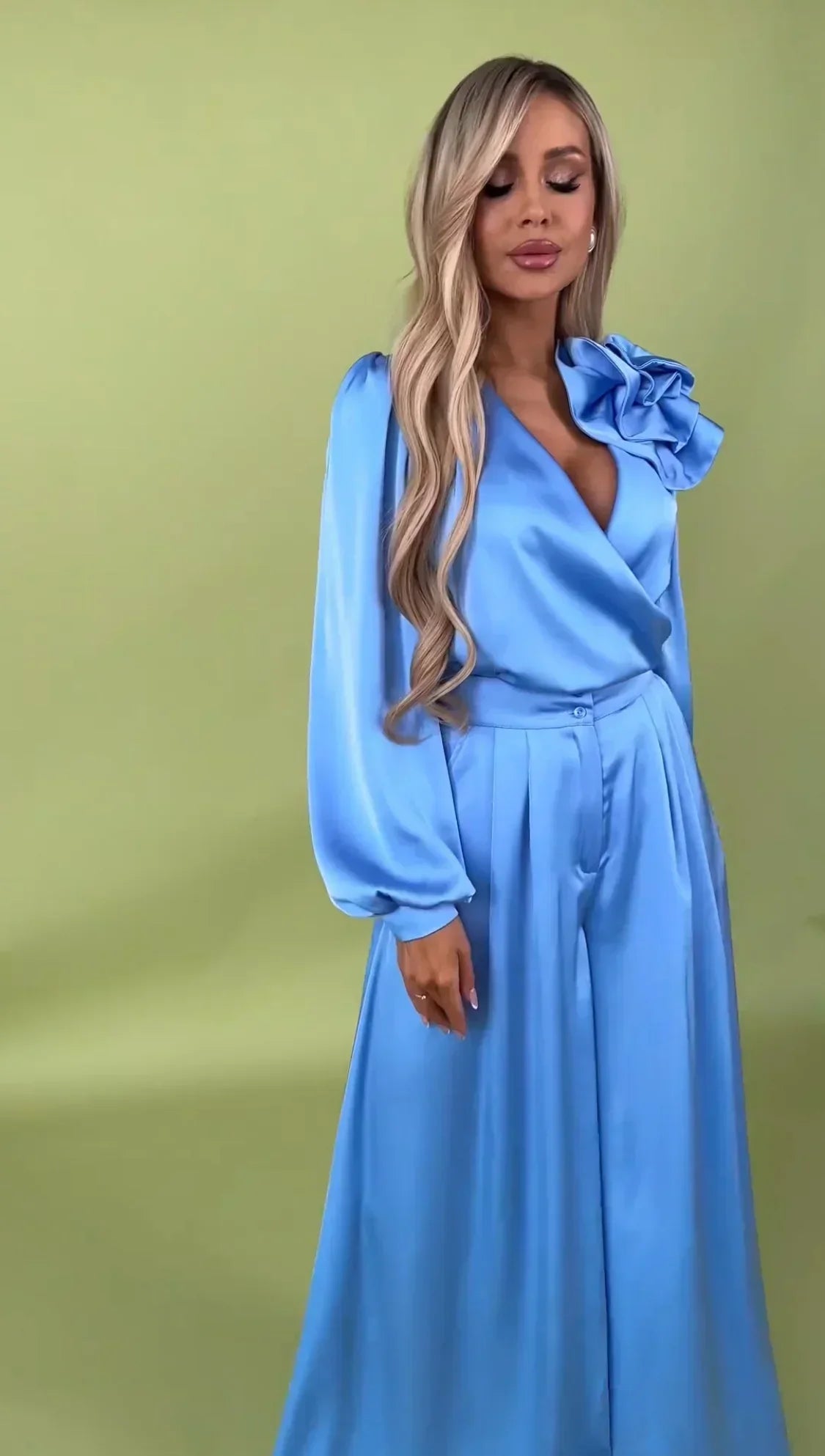 Elegant satin dress with long sleeves Dresses