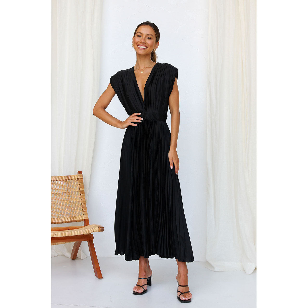 Summer V-Neck Pleated Sleeveless Dress Black Dress